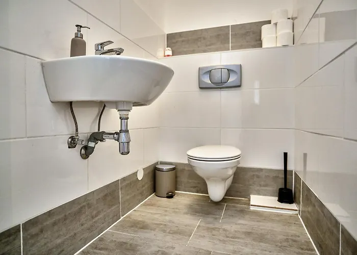 Apartment 2 Bedrooms & Free Parking *